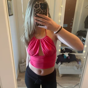 Gina tricot topp - Rosa topp från Gina tricot, säljer då den inte kommer till användning 