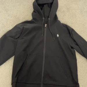 Svart polo zip - Säljer min svarta polo zip hoodie då den inte kommer till användning 
