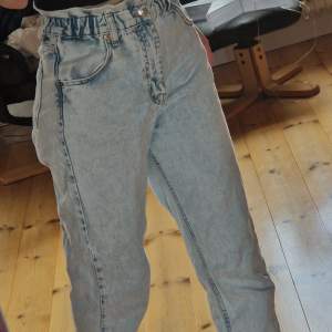 Fina ljusblå paperbag mom jeans i storlek 34 köpta från gina tricot. Säljer då de inte kommer till användning. Obs: de är lite slitna längst ner på benen. Dem passar nog bäst på kortare, dem funkar för mig som är 159. :)