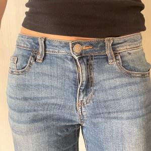 Midwaist jeans med den perfekta passformen💕 Köppt på barnavdelningen så har band som man kan spänna in vid behov🥰 Uppsprättade längst ner för att bli lite längre💓 Midjemått: 31cm men är stretchiga 