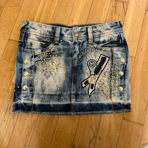 Jeans kjol!! - Så himla snygg jeans kjol. Den har så coola detaljer!!💕tyvärr så var dem för liten för mig