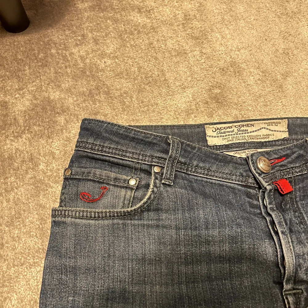 Säljer ett par riktig feta Jacob Cohen jeans strlk 31 nersydda så dem passar också strlk 30. Färg blå, nypris 6000 mitt pris endast 1549. Hör av er vid intresse!. Jeans & Byxor.