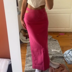 Rosa långkjol - Rosa långkjol från NAKD. Nypris 549kr Pris diskuterbart💛