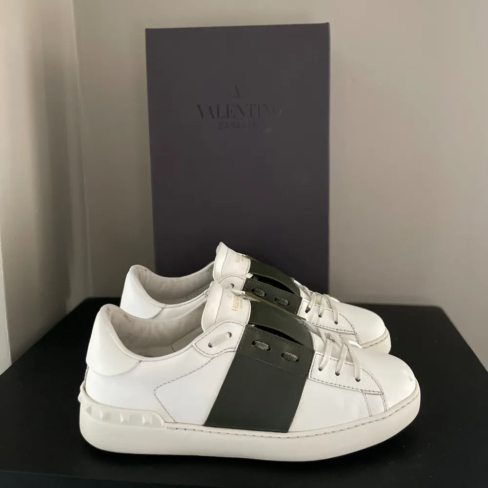 Valentino open sneaker| Skick 9/10 endast liten defekt på ena skon som knappt syns | Storlek 41 | Nypris 7280 | följs med tags och all tillbehör + kartong 👟. Skor.