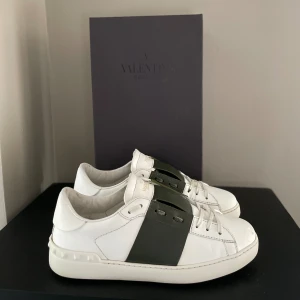 Valentino open skor - Valentino open sneaker| Skick 9/10 endast liten defekt på ena skon som knappt syns | Storlek 41 | Nypris 7280 | följs med tags och all tillbehör + kartong 👟