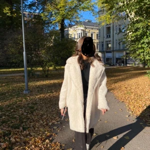 Teddyjacka H&M - Jättefin mellanlång teddyjacka från H&M. Vit/odd white