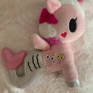 Gulligt gosedjur från tokidoki. Bara används för display. Köptes för 140kr. Priset kan diskuteras 💗