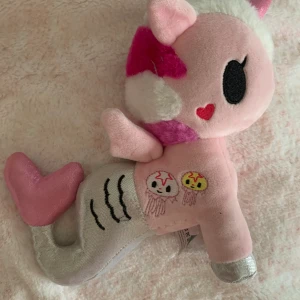 Plush - Gulligt gosedjur från tokidoki. Bara används för display. Köptes för 140kr. Priset kan diskuteras 💗