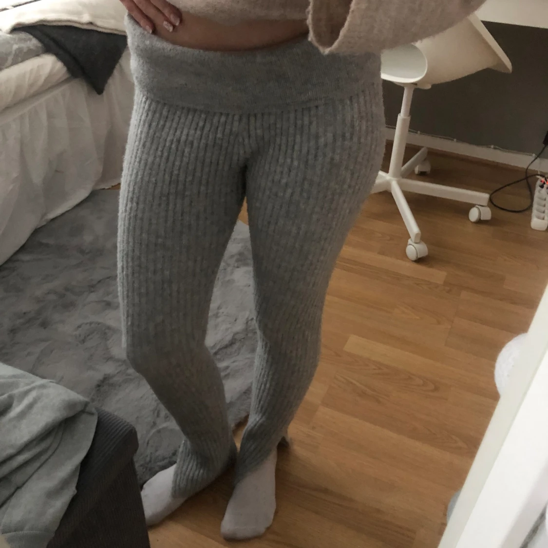 Gråa stickade mjukisbyxor