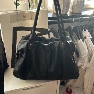 Handväska - Rymlig väska, rymmer både dator mm. Den har använts och har deför lite smådefekter men inget som syns mer än på nära håll💗