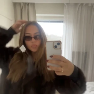 Solglasögon - Säljer dessa solglasögon som endast är testade! Säljer då jag inte tyckte de passade så bra till mitt ansikte. De är från asos