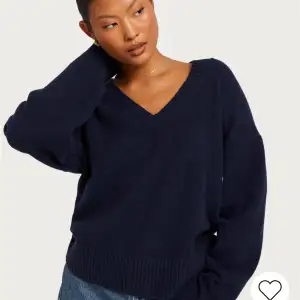 Säljer denna tröja från Nelly. Endast använd en gång och är som i nyskick, säljer pga att den är för stor.