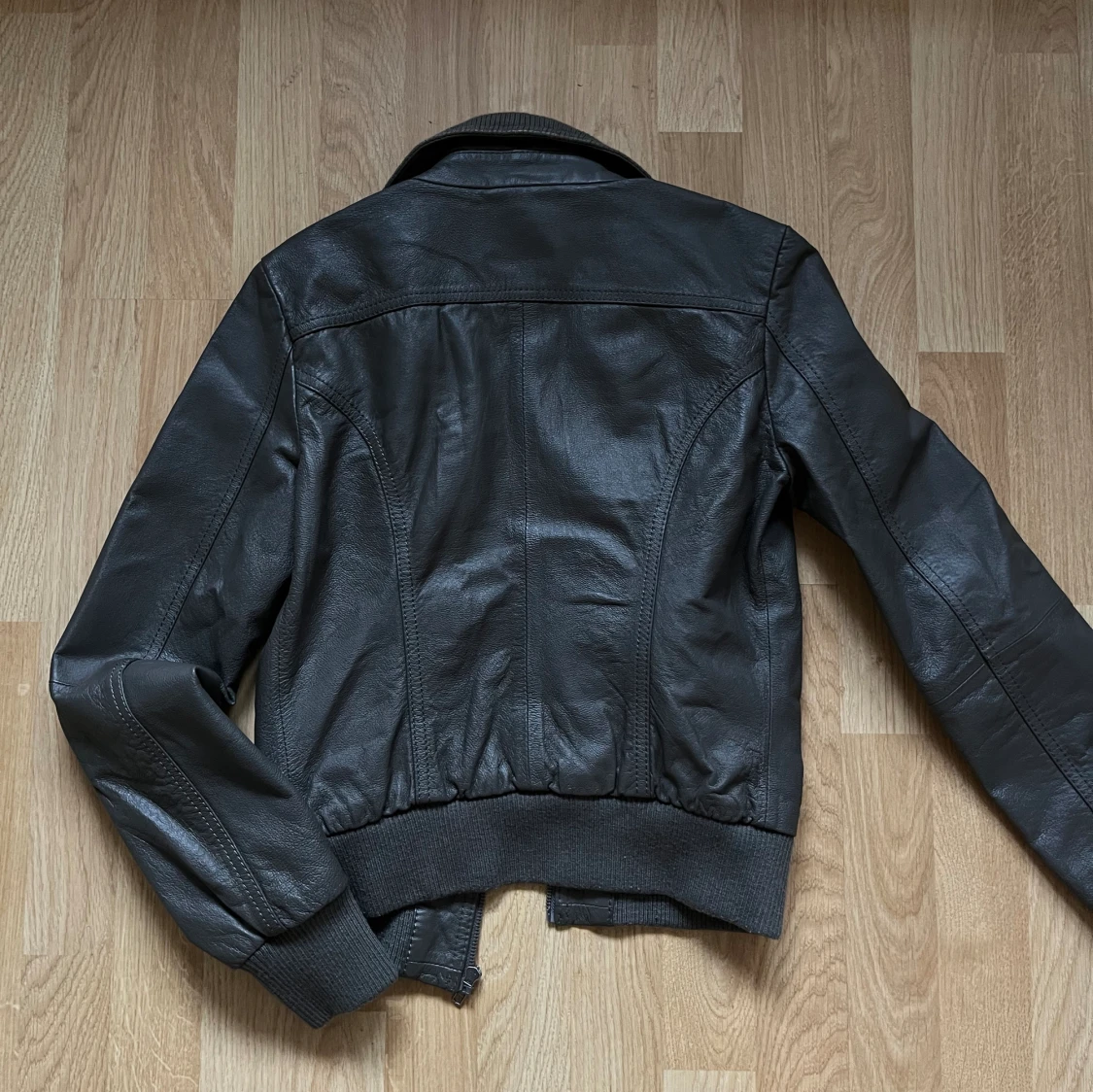 Brun/Grå läderjacka - 90