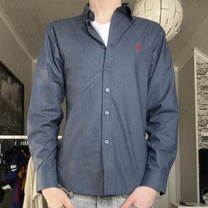 Ralph Lauren Skjorta - Fint skick, använd 3 gånger. Modellen är 184 cm lång och storleken är Small. Skriv vid fundering eller annat!