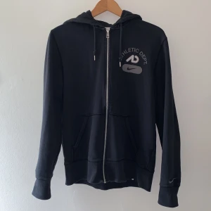 Nike Zip-Hoodie - Vintage Nike hoodie, köpt på Humana!