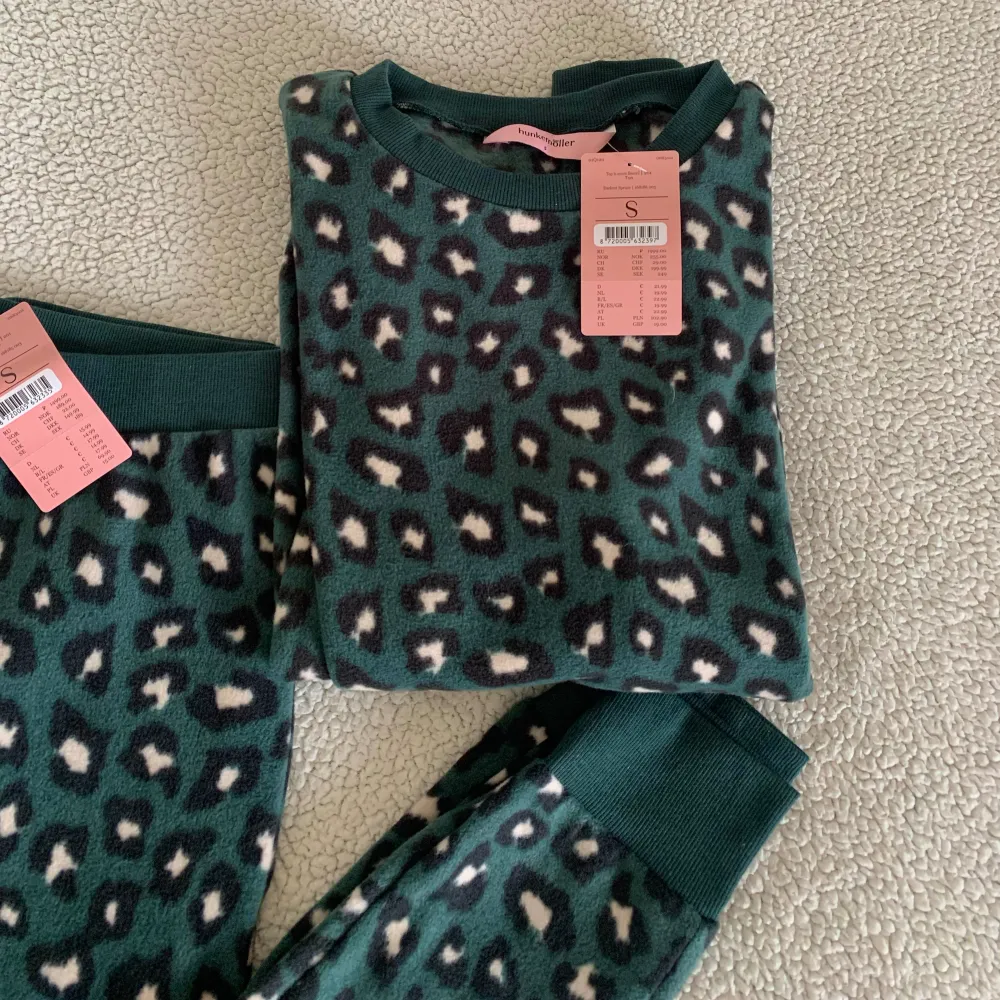 Lounge det / pyjamas set i grön leopardmönster från Hunkemoller. Storlek S i båda delar. Långärmad tröja och smala byxor i fleece material.. Tröjor & Koftor.