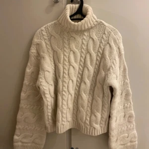 Stickad tröja polo  - En super fin stickad tröja med polo krage den bikbok! Super fin. Den är creme/vit 😊