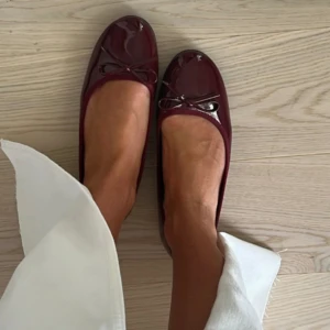 Ballerina skor - Hej! Någon som har en strl 38a och kan byta? Dessa va för små för mig och slutsålda på hemsidan🥺 Annars om någon är ute efter dessa par så kan ja sälja de för samma pris på hemsidan!