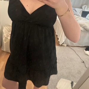 Klänning  - Volang klänning från h&m. Stilren och sjukt snygg nu till sommaren, jag har även inte använt klänning så mycket! 