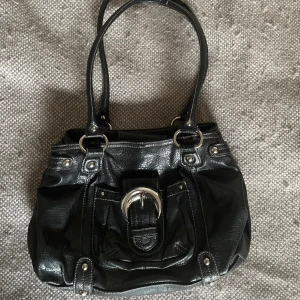 Väska  - Säljer min väska som har massa olika fack och därför superbra att ha grejer i samtidigt som den är såå snygg! Den är väl använd men funkar som den ska och är bara lite sliten högst upp på ena axelbandet (men inget som syns när man har den på)!