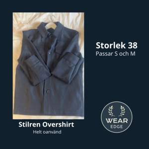 Stilren Blå Overshirt.  Snygg blå färg som på en overshirt med extremt bra passform.  Köp sker helst via Plick.  Skicka ett meddelande vid funderingar.