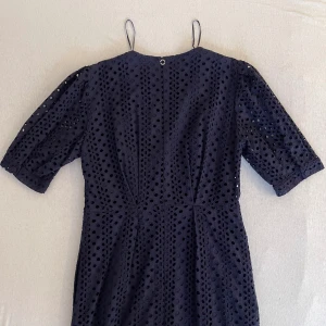 Oanvänd klänning - Ny klänning med knappar i mörkblå färg