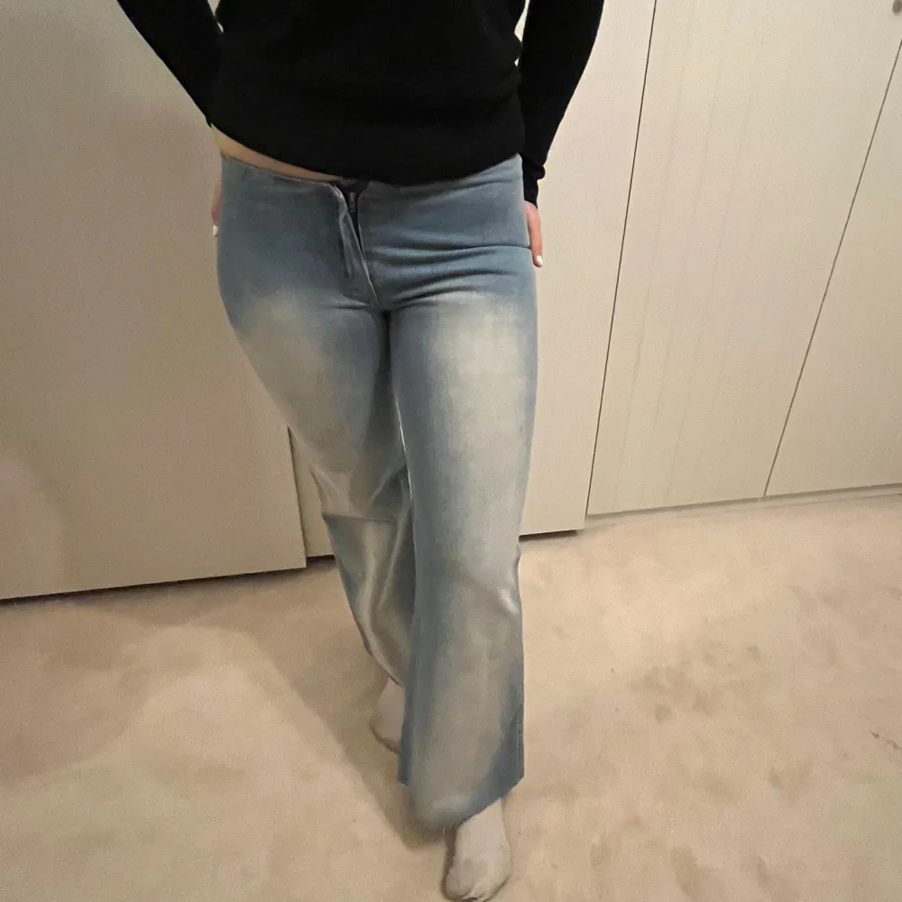 Jätte fina lågmidjade bootcut jeans köpta här på plick💕cool design och ljusblå, kommer ej till användning ❤️. Jeans & Byxor.