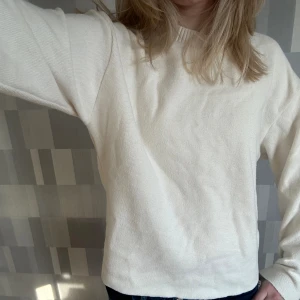 Stickad törja - Superfin stickad tröja från zara so endast använts 2-3 gånger!!! Otroligt snygg och passar till absolut allt🥰🥰😍😍😍😍😍😻😻ser lite nopprig ut på bilden men det är designen🤗🤗
