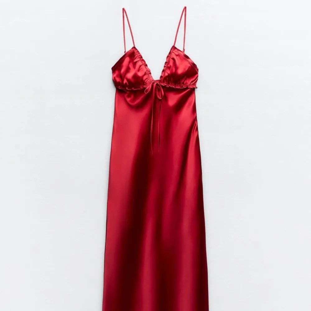 Säljer denna sjukt fina sommar klänning. Aldrig använd, storlek xs/s. 300 kr + frakt   Helt Slut i lager på hemsidan!❤️ säljer pga att jag beställde hem två stycken.. Klänningar.