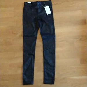 Glittriga byxor - Jättefina glittriga byxorfeån Name it som jag fick i present men som inte har kommit till användning. De är helt nya med prislappen kvar. De är stl 164 och passar perfekt på mig som är 1,62. Nypris: 349 kr. Pris kan oftast diskuteras.