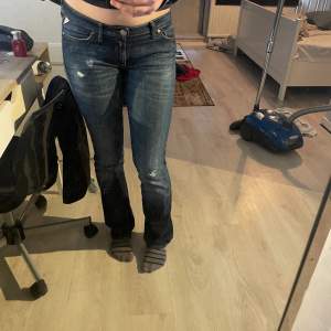 Jeans storlek 36 , vida ben, lågmidjade  Väldigt bra skick  