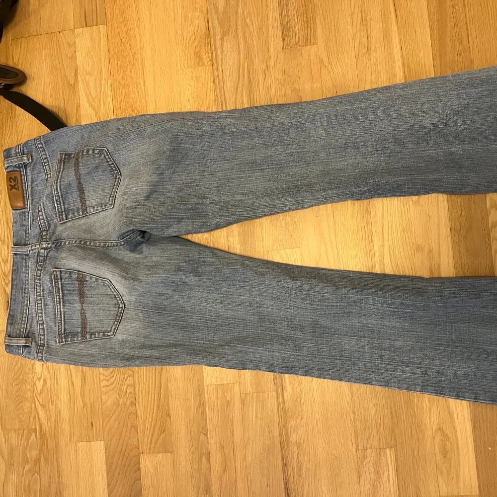 Super fina lågmidjade jeans i super bra skick. På lappen står de size 4 long men skulle säga att de är ungefär S/M och passar nån mellan 165-173 . Jeans & Byxor.