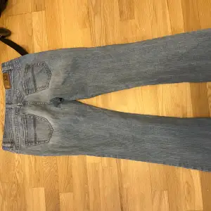 Super fina lågmidjade jeans i super bra skick. På lappen står de size 4 long men skulle säga att de är ungefär S/M och passar nån mellan 165-173 