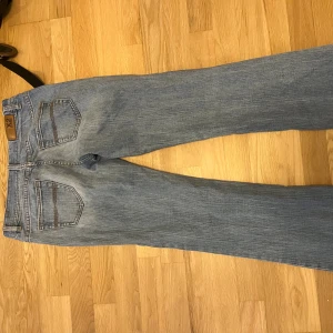 Lågmidjade flare jeans - Super fina lågmidjade jeans i super bra skick. På lappen står de size 4 long men skulle säga att de är ungefär S/M och passar nån mellan 165-173 
