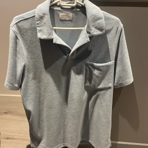 Pike - Ljusblå pike i frotté tyg, mycket bra skick.