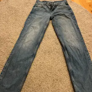 Ett par fina low waist jeans från Gina i blå. Storlek 32💓💓