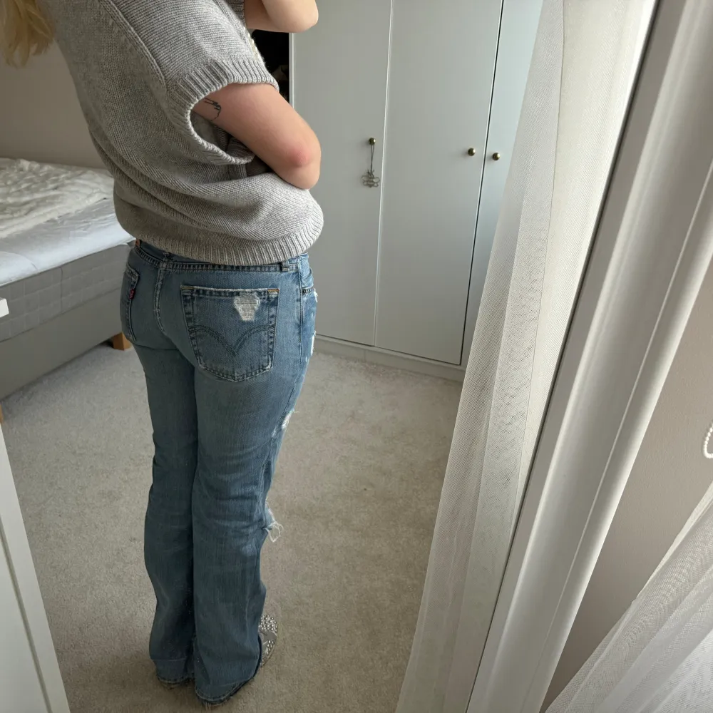 Jeans från levis som sitter helt sjukt bra!!! Kan ej se vilken storlek, men passar som 36/38!! 38cm över, 84cm i innersöm. Jeans & Byxor.