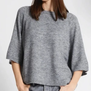  Stickad grå tröja -  Har exakt denna från lager 157 är som ny vänd 