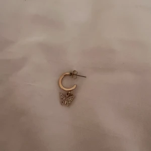 Örhänge  - Gludörhänge med en fjärill (single)⭐️