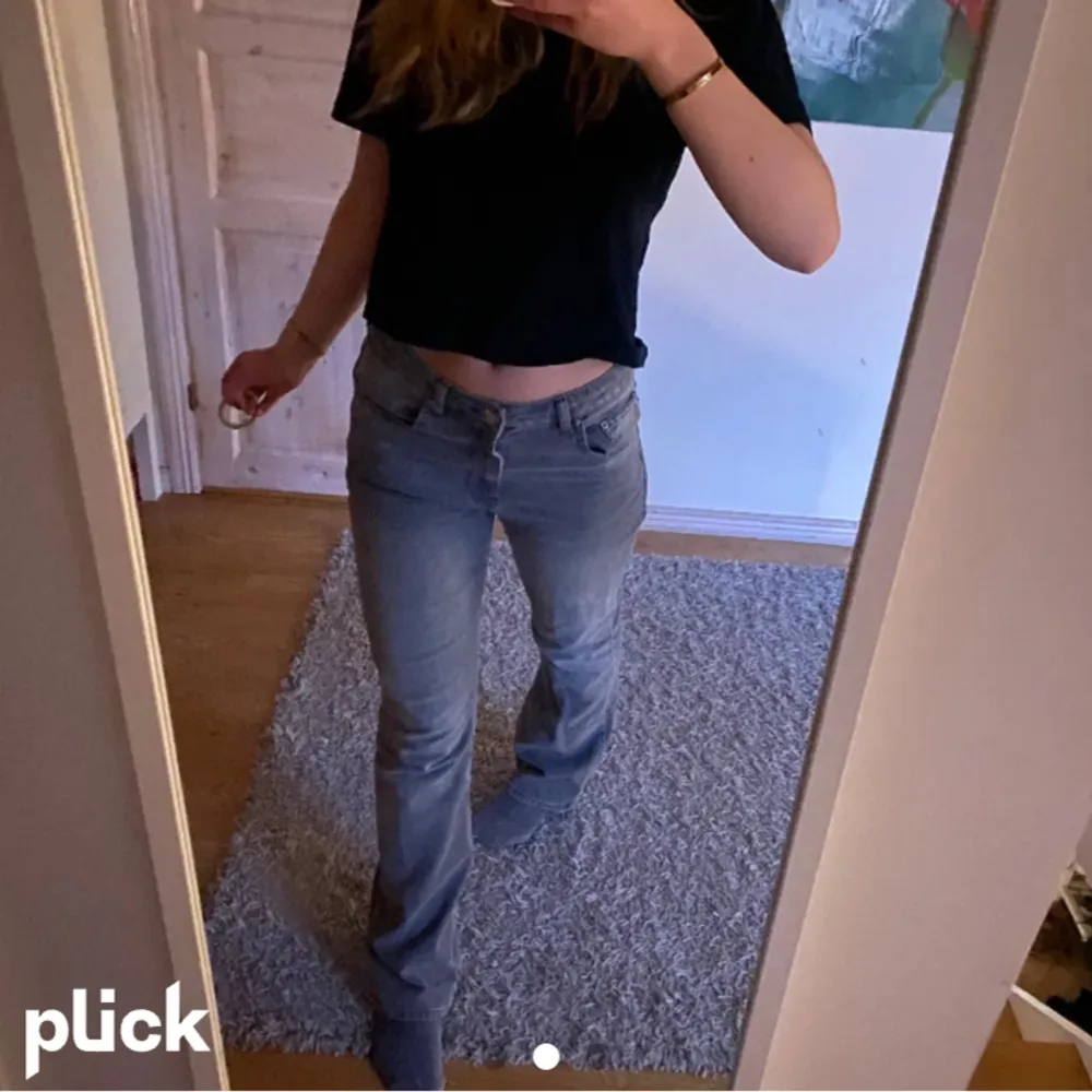 Bootcut jeans från ginatricot! Nypris är 500 kr, säljer de för 270 kr, endast använda en gång så väldigt bra skick! 🌟. Farkut & Housut.