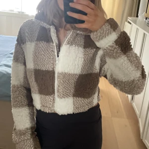 Teddy jacka  - Fluffig jacka med brunt och vitt rutigt mönster