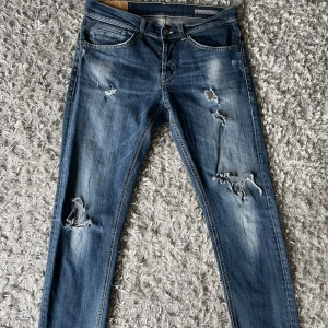 Dondups - Säljer nu dessa feta dondups George Jens i strorlek 33. Dom är i mycket bra skick. Hör av er vid funderingar.