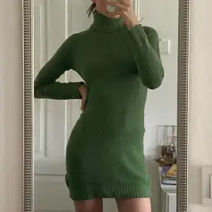 Jättefin grön stickad långärmad klänning med en turtle neck från Zara som inte längre säljs. Perfekt nu till våren🌸