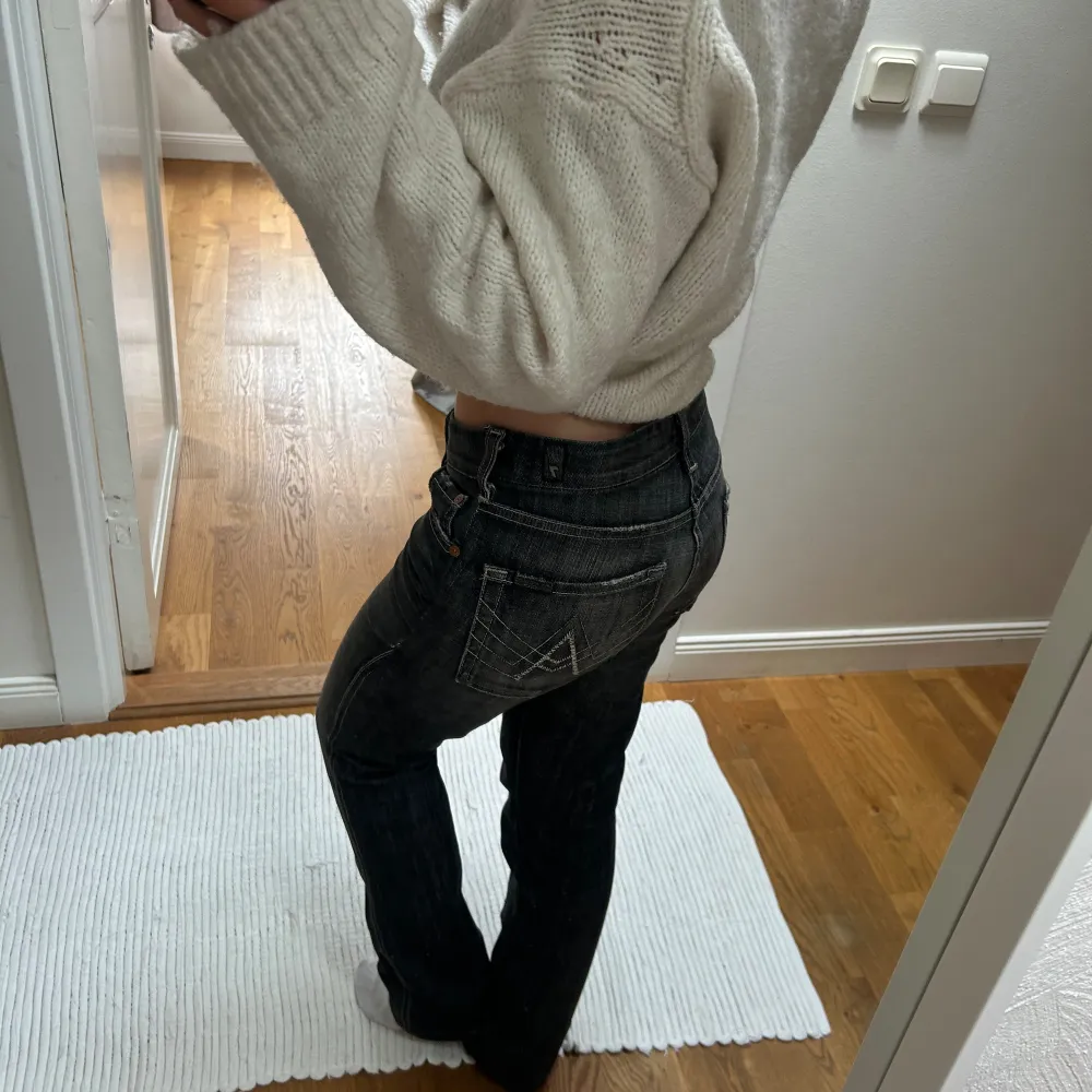 Så snygga vintage jeans med detaljer, jag på bild är 160 cm lång och har strl34 i jeans 🩵🩵. Jeans & Byxor.