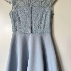 Fest klänning  - Helt ny, blev använda bara en gång för en bröllop. Blev dock lite sönder från klädhängaren (man ser det på sista bilden). Klänning är en kort klänning, för fler bilder kontakta mig gärna här på Plick❤️