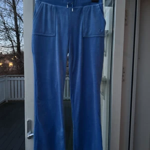 Juicy Couture byxor - Hej! Jag säljer nu mina juicy byxor då jag aldrig använder dem. De är i fint skick! Hör av er vid om ni har frågor🥰