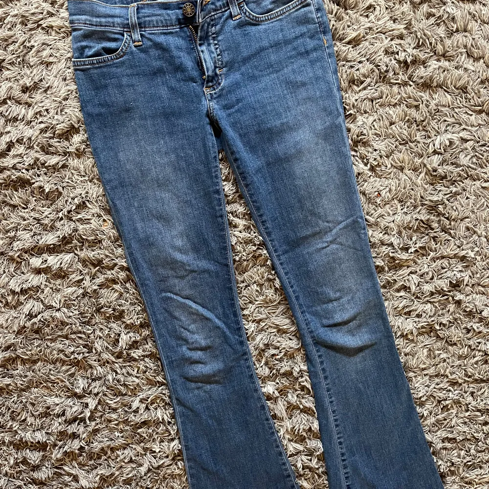 As snygga jeans från designers remix. Nypris 1250kr, säljer för 300 kr. Bra kvalite! Storleken är 14 år men skulle mer säga 12 år 🎀. Jeans & Byxor.