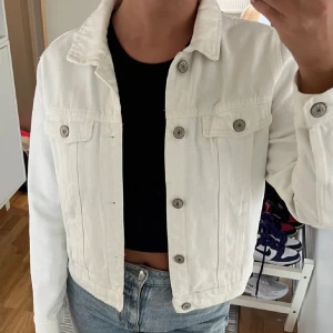 Jeansjacka - Vit jeansjacka från Zara. Knappt använd perfekt inför vår och sommar!🤍