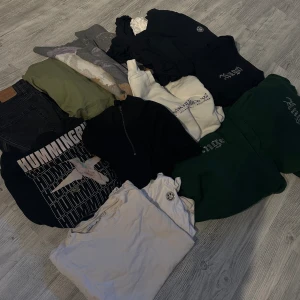 För återförsäljare!! - Säljer halva min garderob i ett paket. Över 20st plagg. Blandade märken som, Weekday, Levis, Hm, osv… Jeans, Half-Zips, tröjor och T-shirts. Allt är i M-L, nån enstaka S.  Säljer endast allt i ett. Totalt värde är nog minst 3000-4000kr.