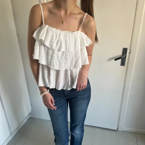Vit volang topp - Vit super söt volang topp från Emery Rose i storlek M💘
